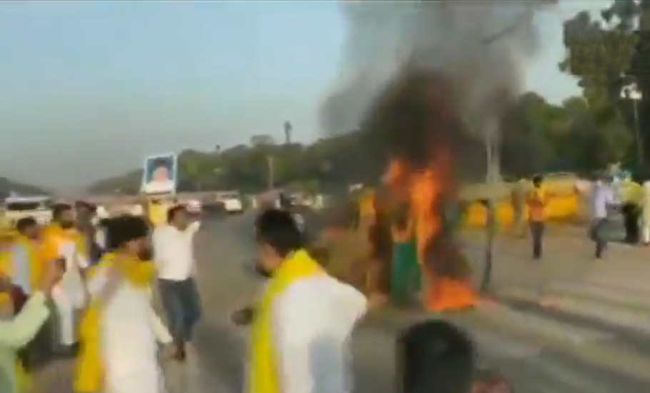 Anti-farm bills protesters set tractor on fire near India Gate