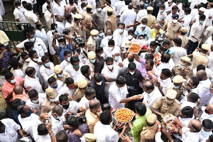 Cadres ditch COVID rules, throng AIADMK office to celebrate foundation day - The Federal