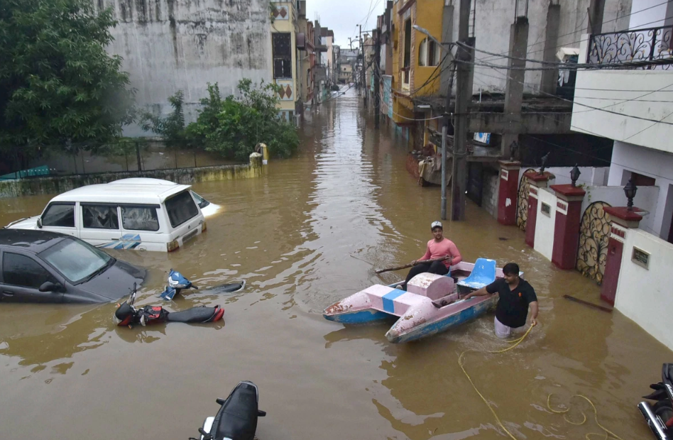 Monsoon fury throws life out of gear, 30 people killed in Telangana