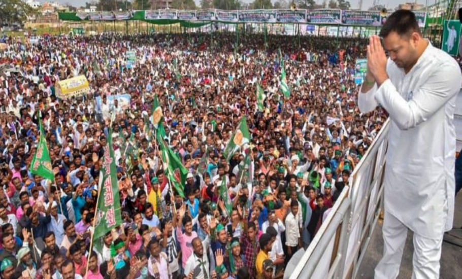 Bihar battleground: RJD alliance gains ground, Tejashwi draws huge crowds