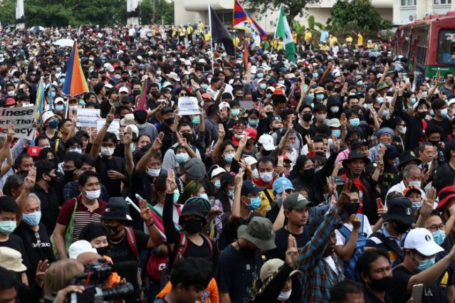 Bangkok shuts down transit systems as anti-govt protesters persist