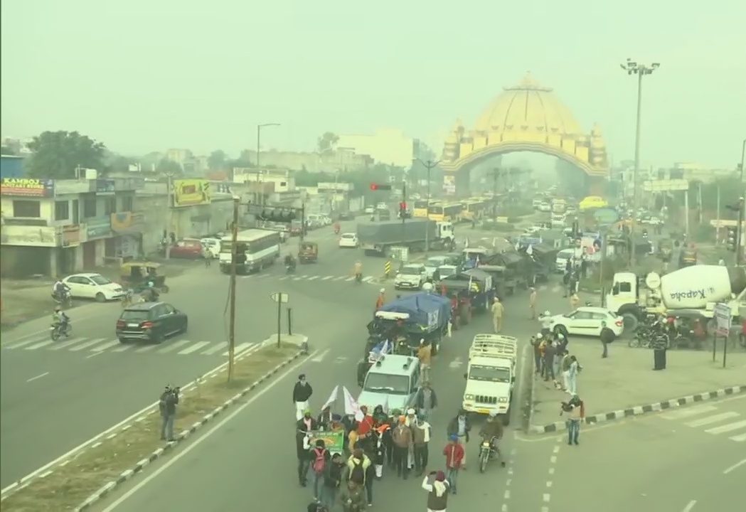 Amritsar farmers on 700 tractor trolleys head to Delhi as protest enters Day 16