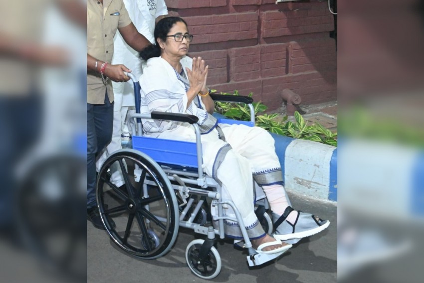 Mamata attends Kolkata rally in wheelchair as EC rules out attack angle
