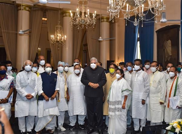 43-member Mamata team takes oath amid Governors dig