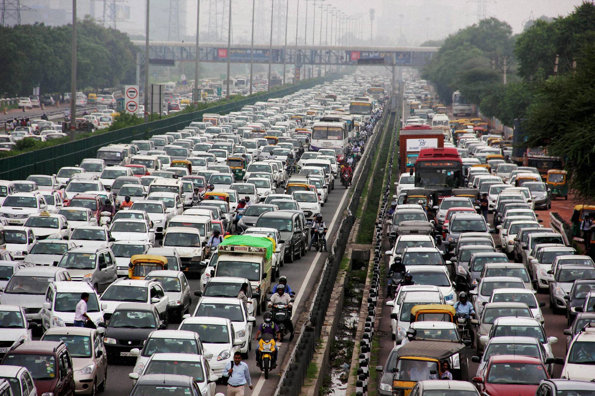 Increase speed limit at least by 20 kmph, Gadkari tells states