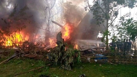 17 people dead, 40 rescued in Philippine military plane crash