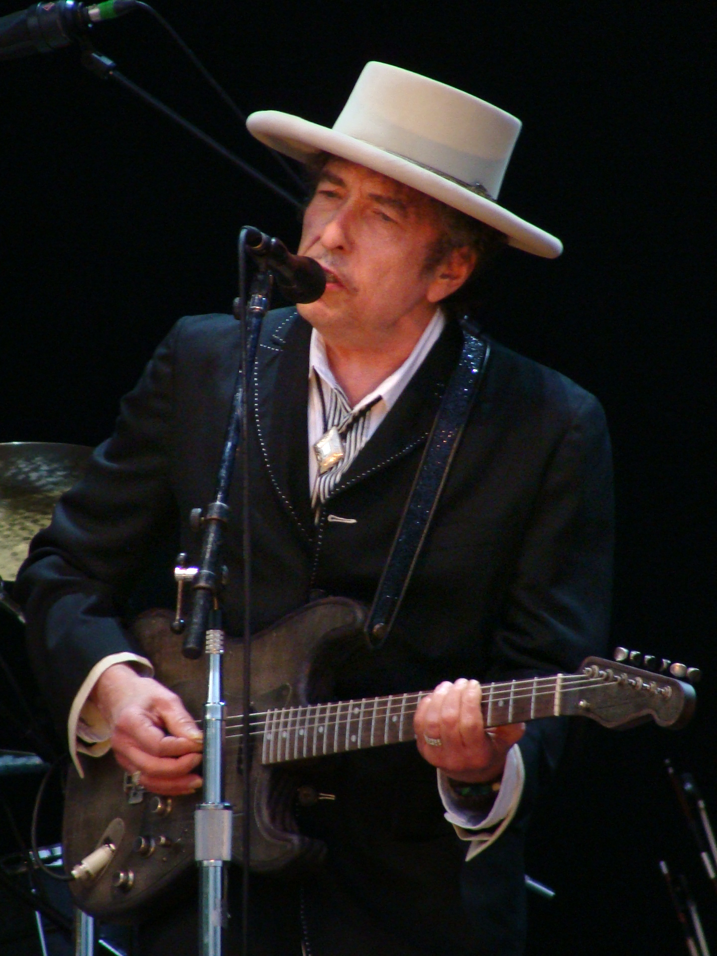 Nobel-winning singer Bob Dylan denies sexually abusing girl in 1965