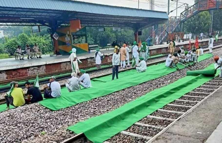 Bharat Bandh: Farmers block rail, road traffic in North India, Delhi chokes