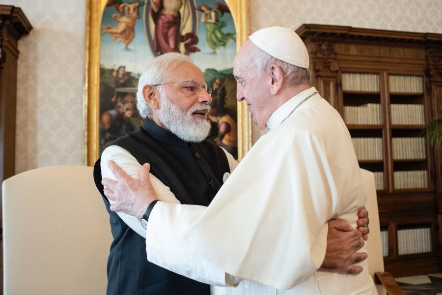 Modi meets Pope at Vatican, invites him to India