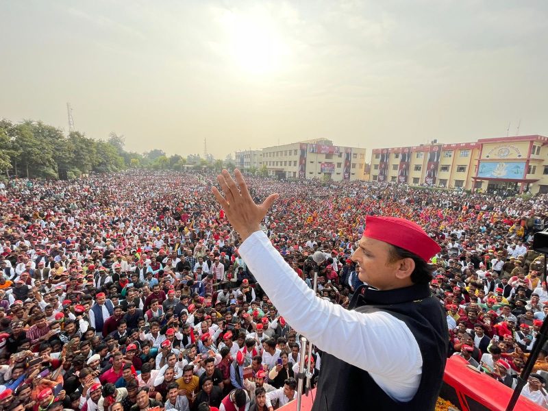 Modi wears saffron cap, starts a trend in UP; other parties follow suit with their colours