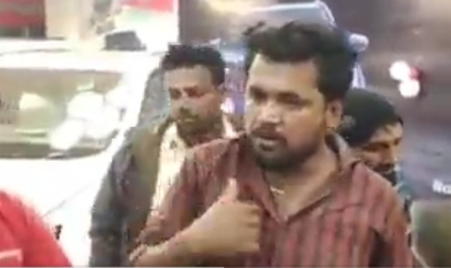 Insulted at car showroom, Karnataka farmer brings money and seeks apology