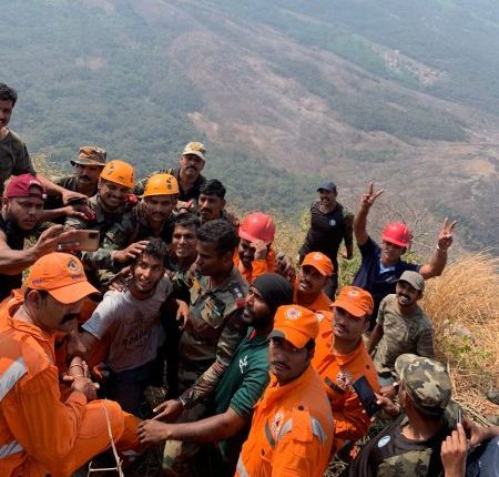 Army succeeds in rescuing youth trapped in mountain cleft in Kerala