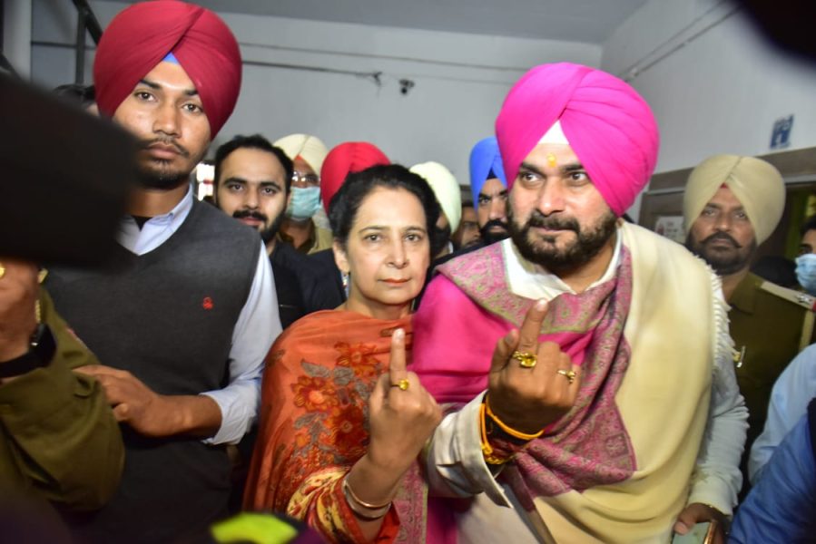 Family mafia vs Punjab lovers, Sidhu taunts Amarinder, Badals on poll day