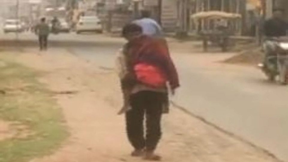 Chhattisgarh: Man carries daughter’s body for 10 km; minister orders probe