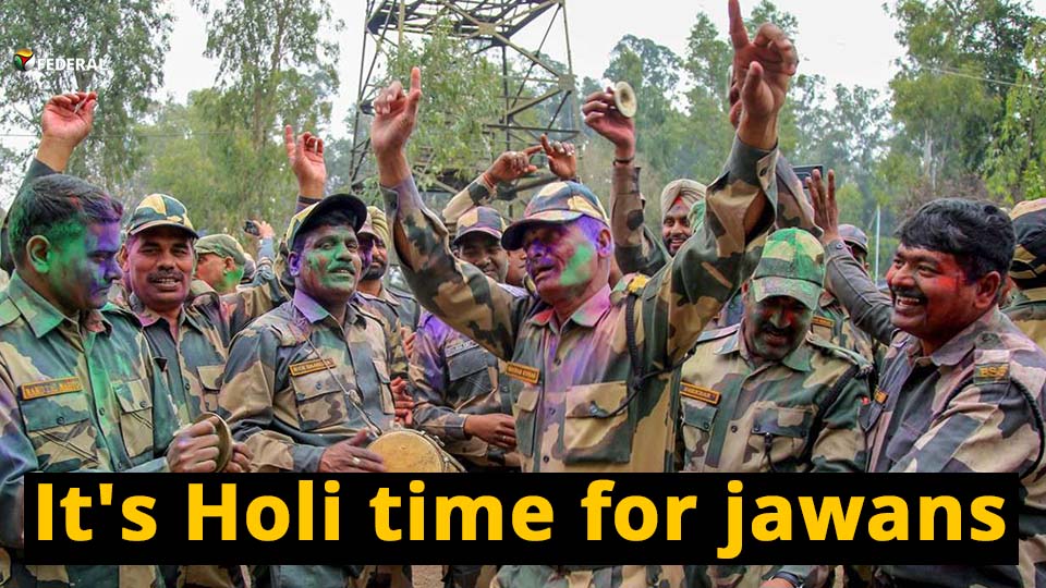 Indian soldiers celebrate Holi