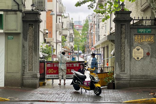Shanghai erects metal barriers in high COVID  streets, apartments
