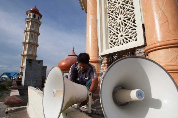 MNS workers play Hanuman Chalisa near mosque; Mumbai on alert