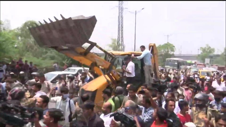 Shaheen Bagh erupts as protesters oppose anti-encroachment drive