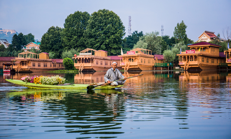 Kashmir: Like the houseboats, their makers are also fading into the fog of time
