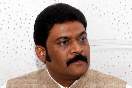 Karnataka: Tourism minister Anand Singh booked for threatening to burn entire family