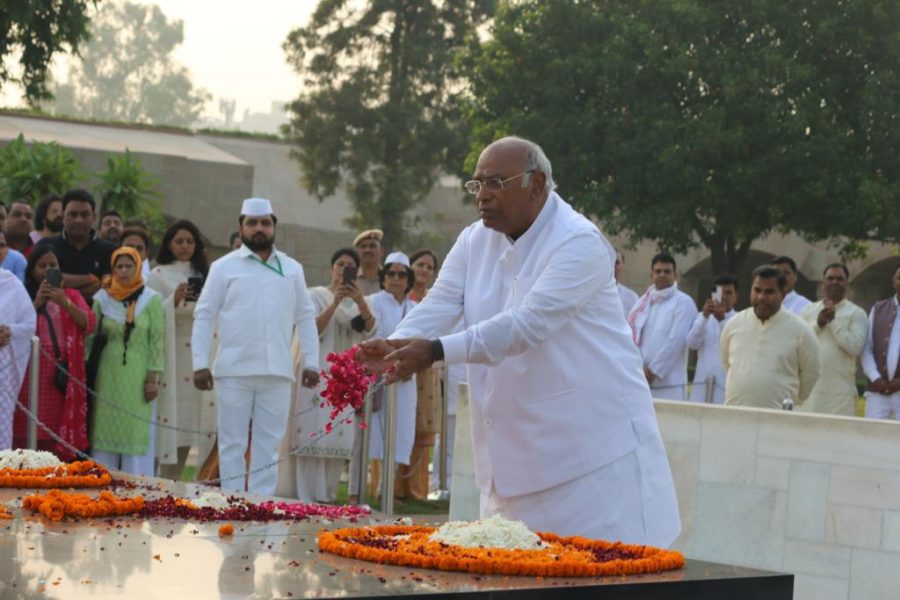 Kharge at Rajghat before taking charge as Cong president