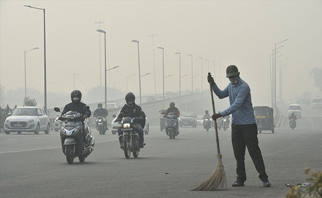 Delhi, Air Quality Index, 10.2 degrees Celsius, windy