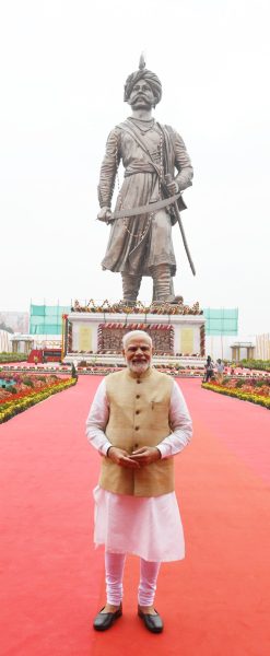 Modi with Kempe Gowda statue