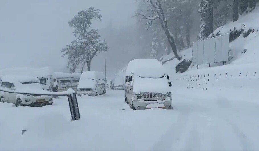 Tourists in 400 cars rescued after being stuck near Atal Tunnel for 12 hours