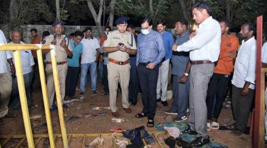 Andhra stampedes: Govt bans public meets, rallies on roads