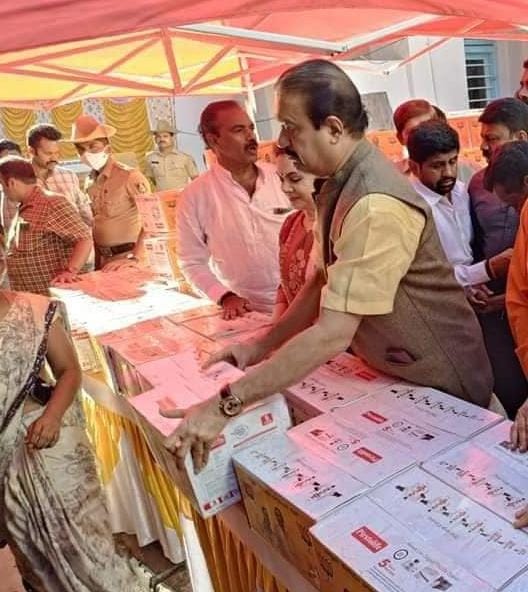 Rival parties woo Karnataka electorate with ‘gifts’