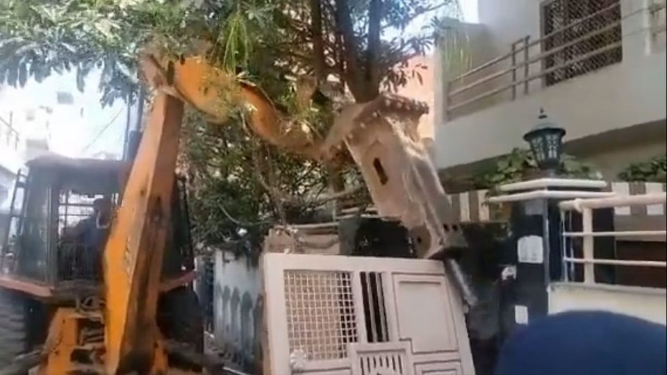 UP: Prayagraj police use bulldozers to demolish house of Atiq Ahmeds close aide