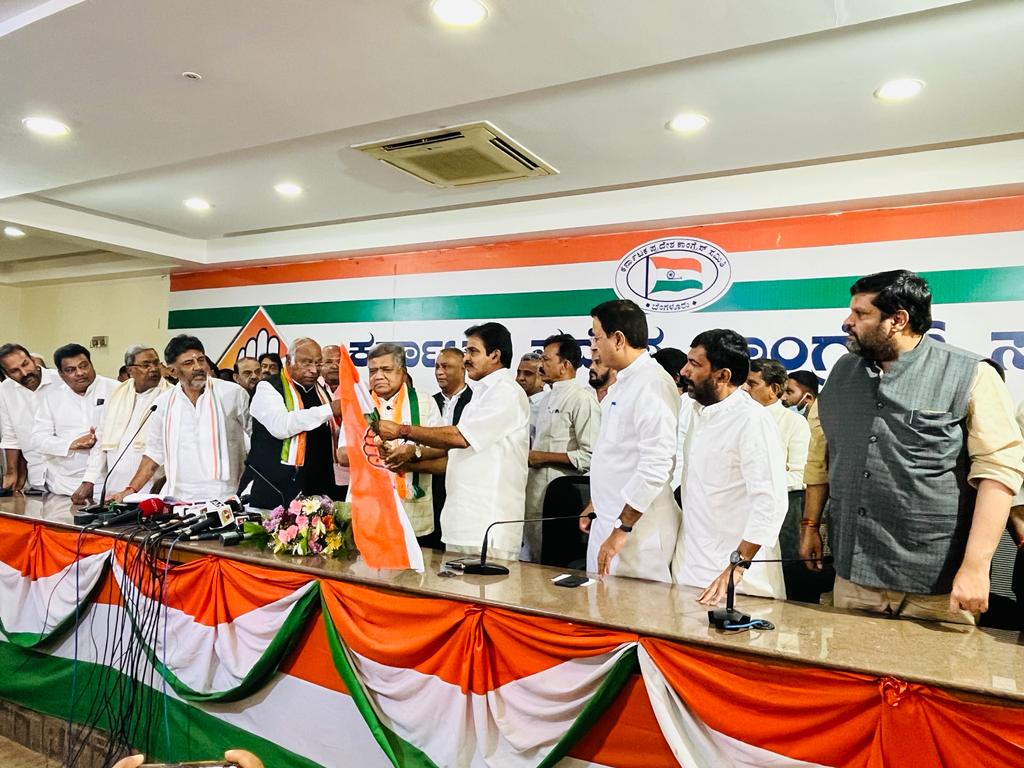 Karnataka polls: Jagadish Shettar joins Congress after quitting BJP