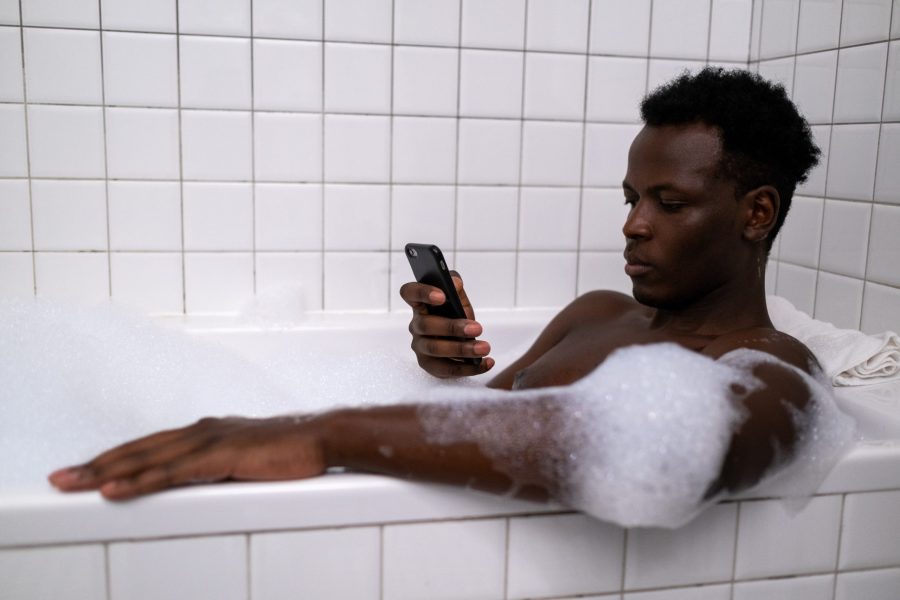 Dirty truth about your mobile: Dont scroll phone in the bathroom