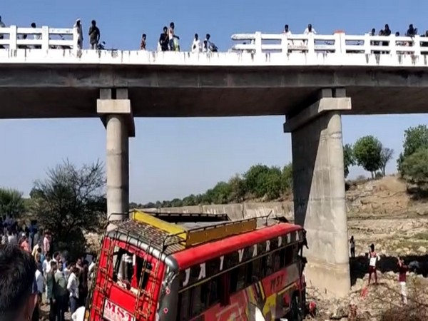 bus falls off bridge, Madhya Pradesh, 15 dead