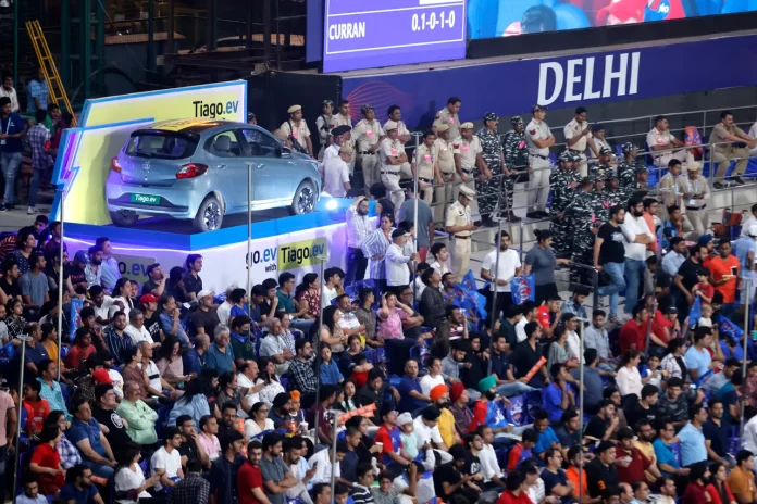 Fans at IPL 2023, Delhi stadium
