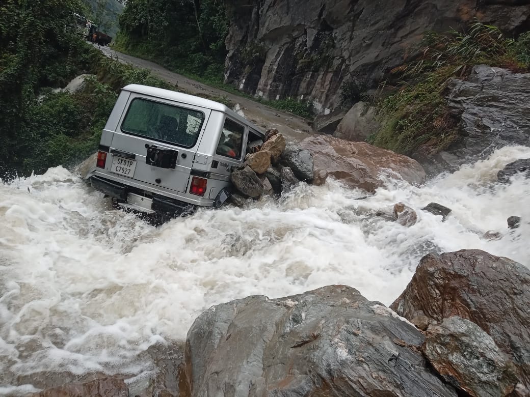 North Sikkim, incessant rainfall, roads blocked, tourists stranded
