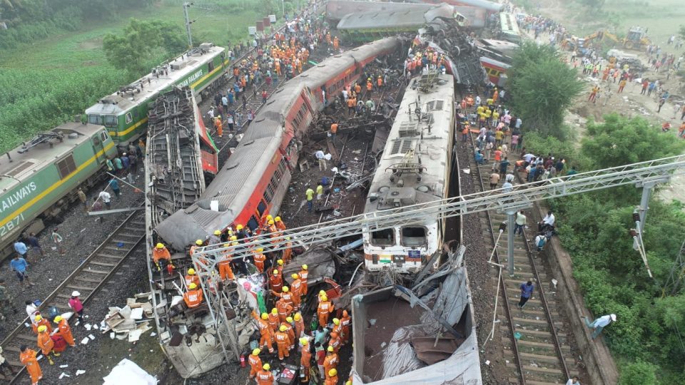 Balasore Train Accident : शवों को रखने के लिए पार्क में बनाया गया अस्थायी शवगृह Balasore Train Accident: Temporary mortuary built in the park to keep the dead bodies