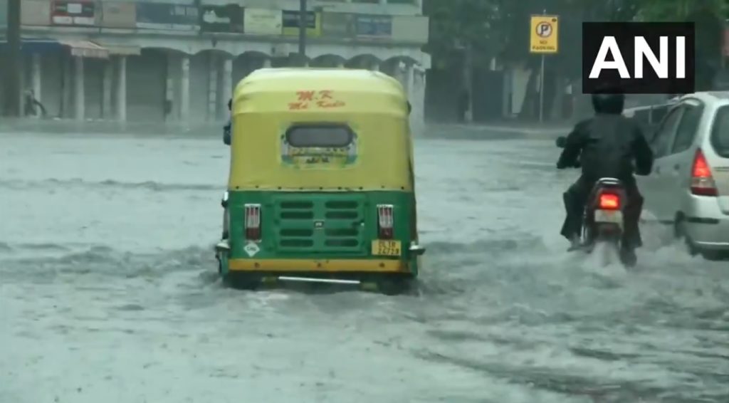 Delhi Faces Waterlogging Traffic Snarls As Heavy Rain Hits City 0394