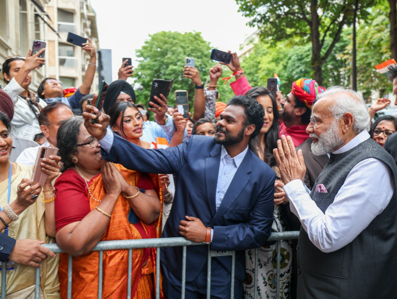 Indian diaspora accords grand welcome to PM Modi on arrival in Paris