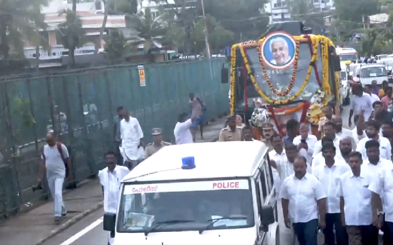 Thiruvananthapuram bids adieu to Oommen Chandy; remains taken to Kottayam