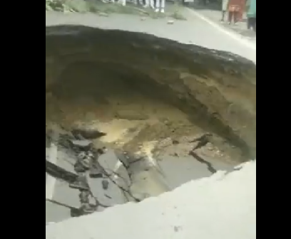 Large chunk of road caves in, causes traffic congestion in Janakpuri