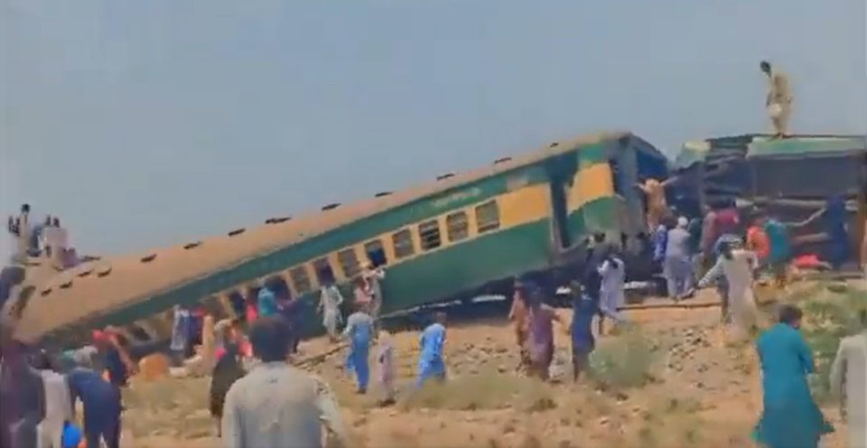 Pakistan train derailment