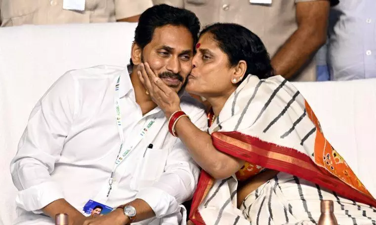 Amid Jagan-Sharmila’s property dispute, YSR’s wife takes daughter’s side