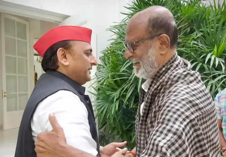 ‘When hearts meet’: Akhilesh’s hug and tweet after Rajini touches Yogi’s feet