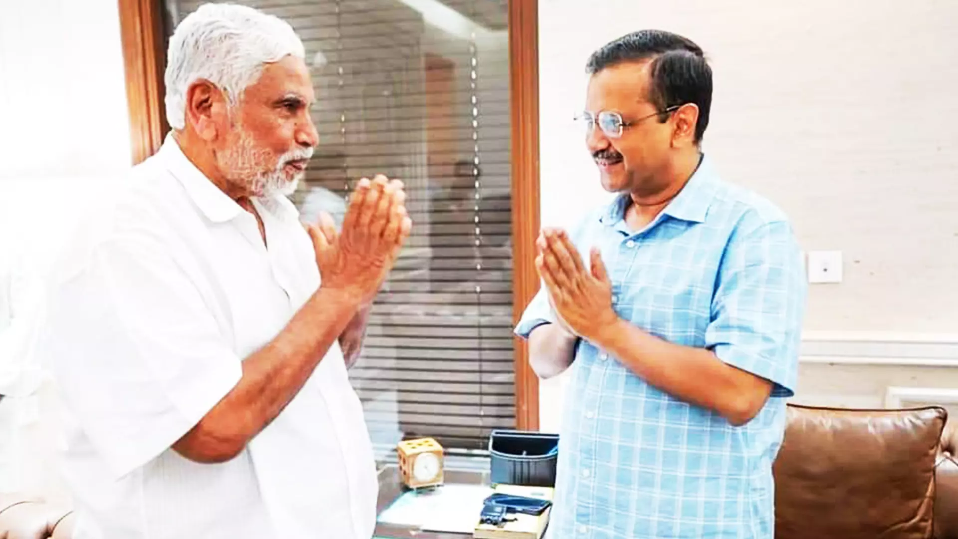 Chhotu Vasava with Arvind Kejriwal ahead of 2022 assembly polls.