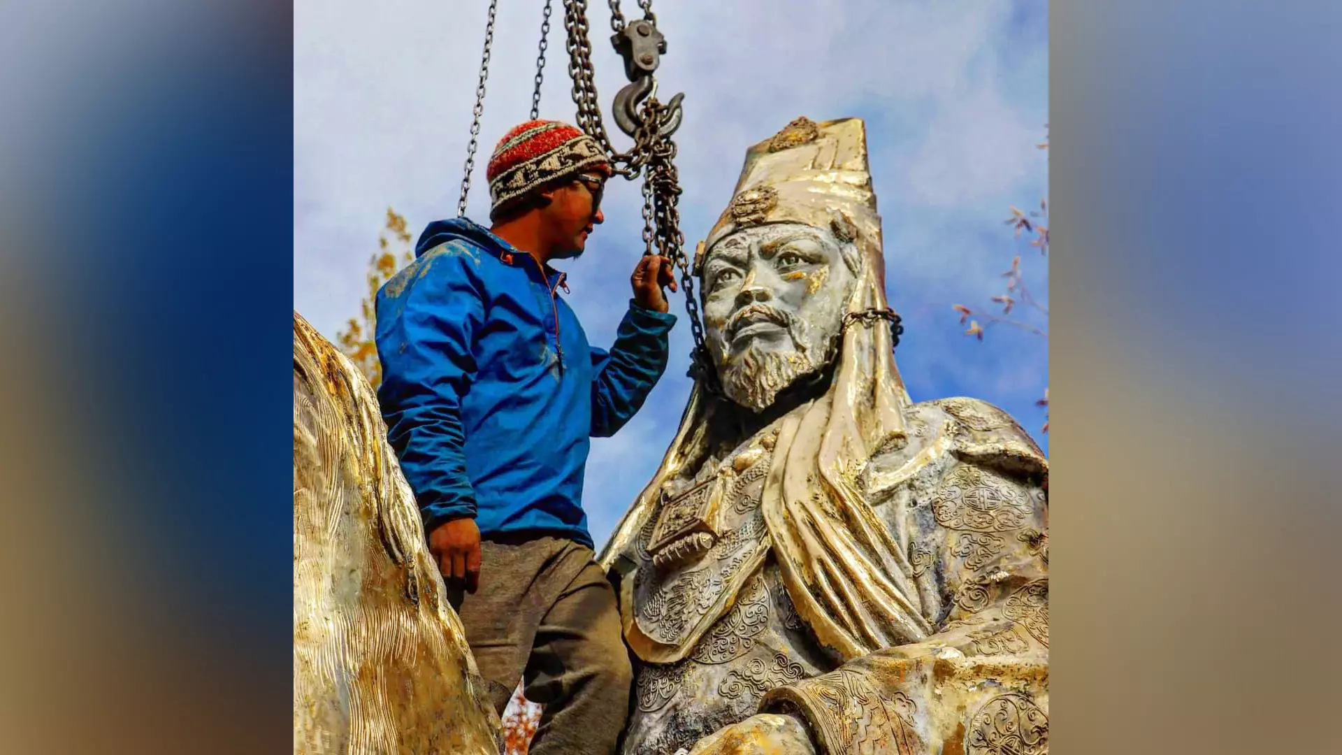 Tsering Gurmet Kungyam before the grand statue of 17th century Ladakhi king Sennge Namgyal, which he created using metal. 