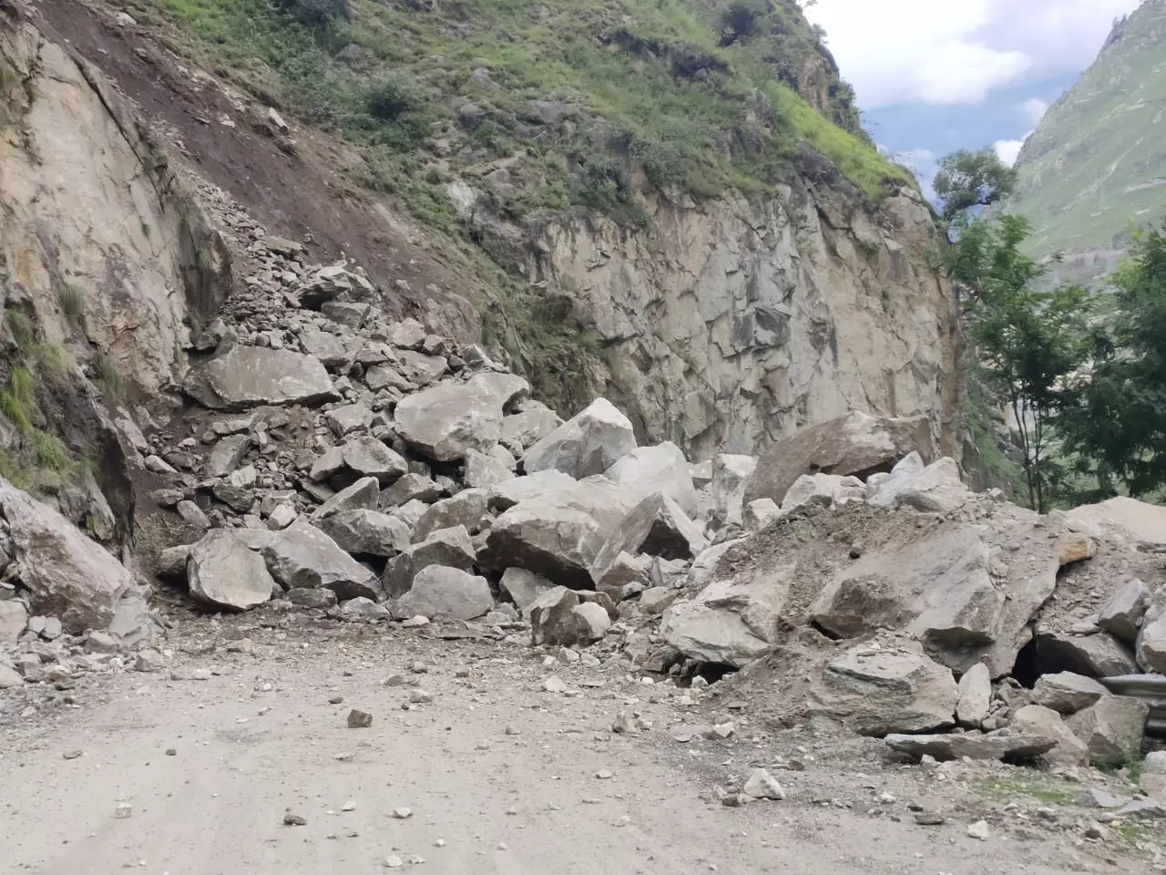 Landslide blocks Shimla-Kalka national highway near Solan for 5 hours