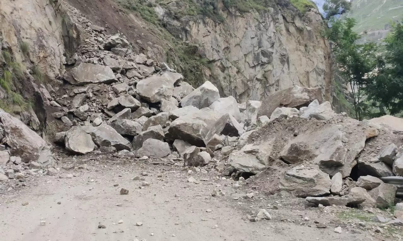 Shooting stones kill man during road clearing in Himachal, avalanche alert for 5 districts