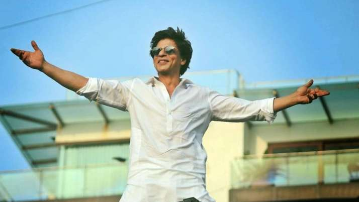 Shah Rukh Khan strikes his signature pose as he greets fans on Eid |  Filmfare.com