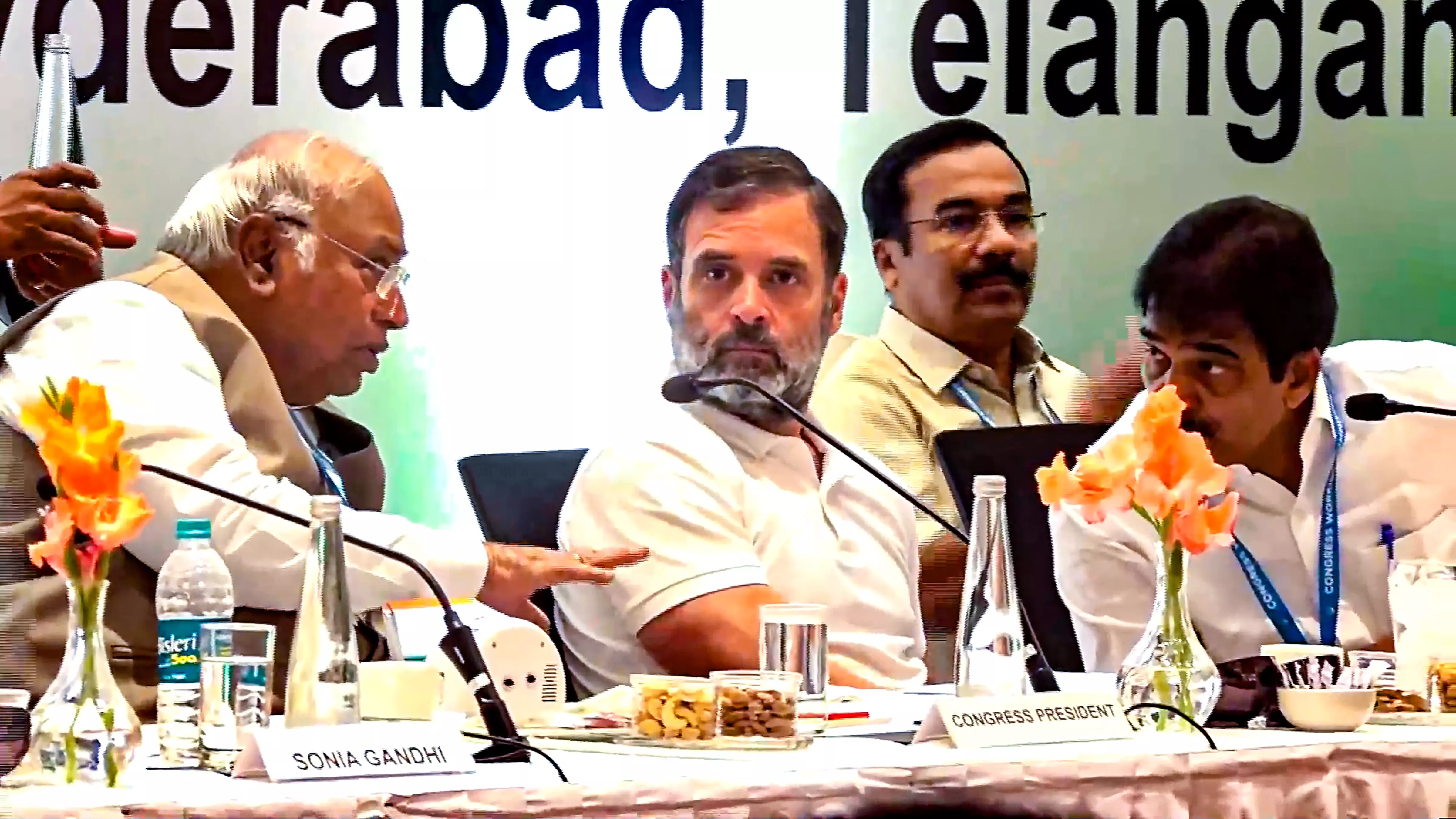 Cong leaders discuss poll strategy at CWC meet; Kharge calls for unity